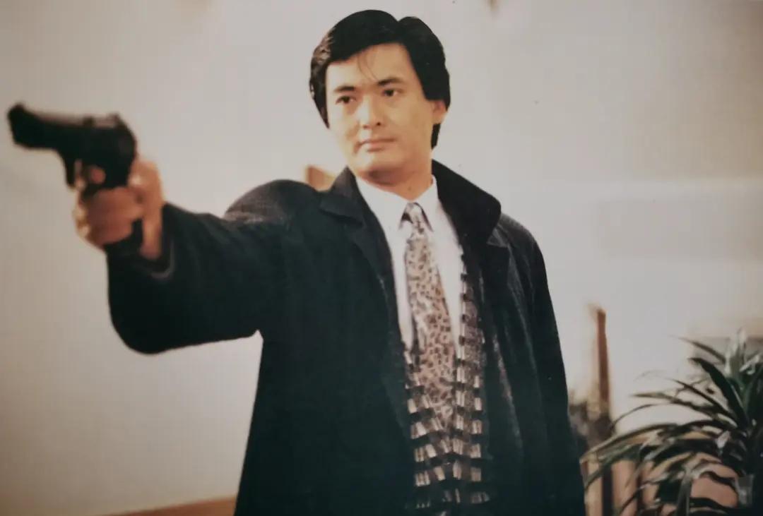 叶倩文撕裂的嚎叫和周润发被染红的一袭白衣.