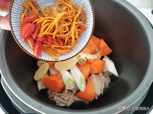 鸭肉煲汤放什么材料好，鸭肉煲汤放什么材料好孕妇吃（鸭肉和它一起炖）