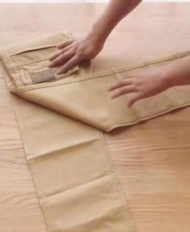 裤子怎么叠成小圆筒 裤子叠成小圆筒的方法，裤子怎么叠成小圆筒（如何快速折叠收纳裤子）