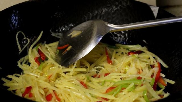 炒土豆丝怎么炒才好吃，土豆丝怎么炒才能又脆又好（大厨教你正确做法）