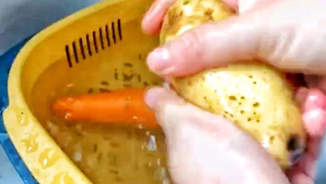 胡萝卜丝饼的做法，胡萝卜丝饼做法是什么（土豆胡萝卜擦成细丝一起做成早餐饼做法即简单又好吃全家都喜欢吃）