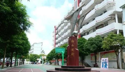 南宁外国语学校是公立的还是私立的，南宁外国语学校怎么样（南宁知名中学排名）