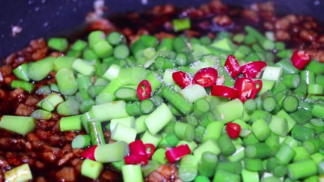 蒜苔炒肉末的正宗做法，分享个肉末炒蒜薹的家常做法