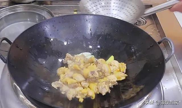 怎样煲鸡汤，怎样煲鸡汤好喝视频（直接加水炖就错了）