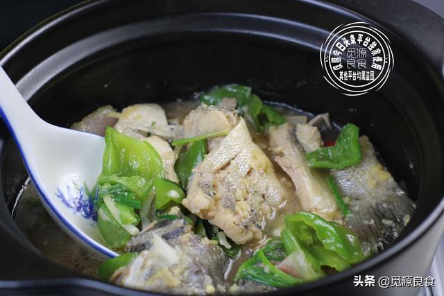 生焖鲈鱼的做法，蒜香焖鲈鱼最正宗的做法（十元钱买条鲈鱼）