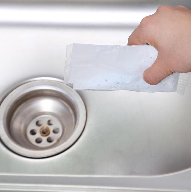 厨房下水道堵塞，厨房下水管道油污太多堵塞怎么办（厨房卫生间下水管堵了不用慌）