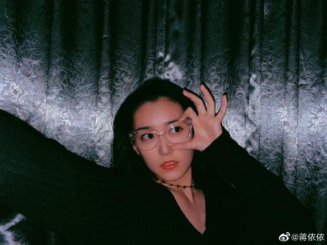【唯美头像】眼镜女孩微信，【唯美头像】眼镜女孩（蒋依依，眼镜女孩纯美头像图片）