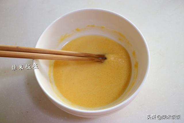 如何做鸡蛋粥可口，玉米面别总蒸着吃了