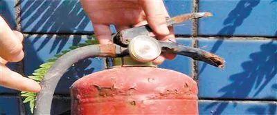 灭火器怎么看是否过期，干粉灭火器多长时间检查一次是否结块_公司干粉灭火器多长时间检查一次（鹤城消防温馨提示怎样辨别过期灭火器）