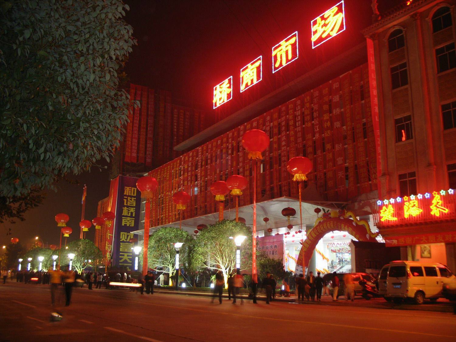 小首饰批发(珠宝展柜图片大全)