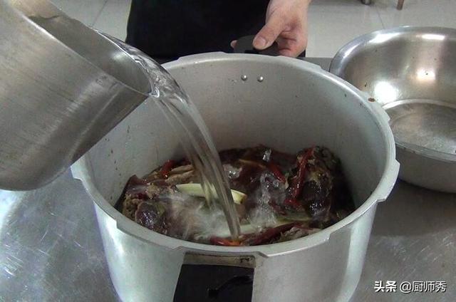 卤牛肉用什么调料，卤牛肉需要哪些香料（厨师长分享：卤牛肉的制作配方）
