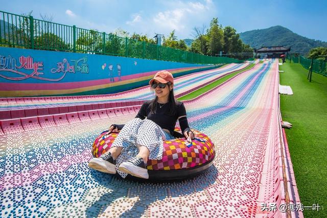 国内玻璃栈道旅游景点有哪些，分享给大家（造价500万玻璃栈道有着上帝视角）