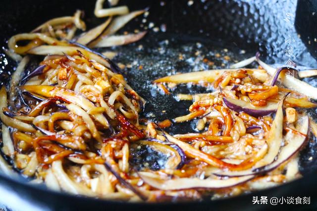 鸡脚筋在什么部位，鸡筋是哪个部位（鸡爪中最好吃的部位）
