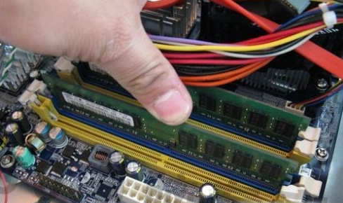 电脑一开机就蓝屏，电脑一开机就蓝屏怎么办（电脑开机蓝屏的解决方案详解）