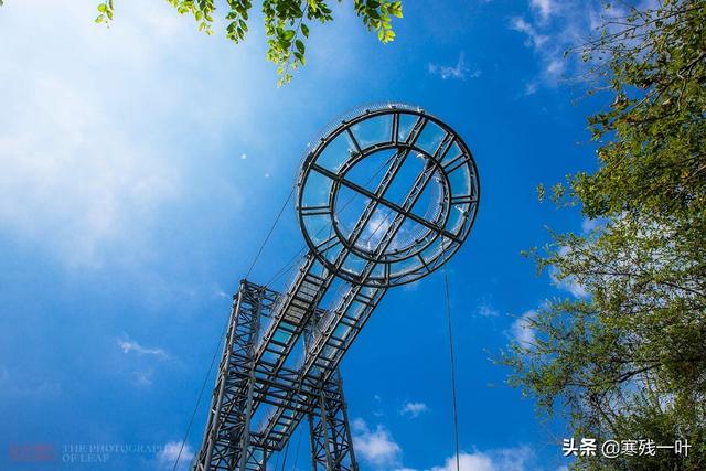 国内玻璃栈道旅游景点有哪些，分享给大家（造价500万玻璃栈道有着上帝视角）