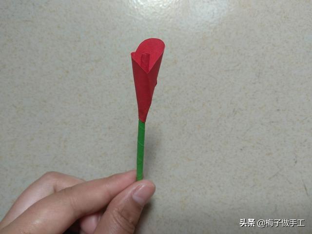 用卡纸做玫瑰花，简单又好看的手工折纸玫瑰花（梅子教你DIY玫瑰花折纸）