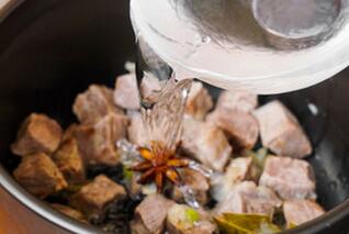 圖片[6]-【番茄土豆牛腩湯】做法步驟圖 湯濃味美 肉軟爛好吃！-起舞食譜網