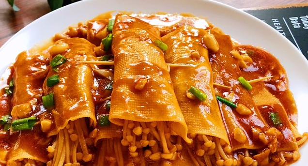 怎样做美味的豆腐皮金针菇卷，怎么做豆腐皮卷金针菇（酱烧金针菇豆皮卷）