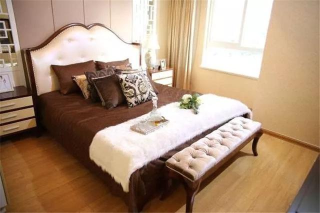 酒店床上一条长条布有什么用，酒店床上的横条布是做什么用的