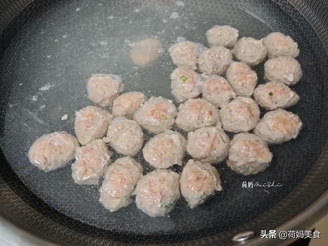 白菜丸子汤怎么做，给孩子煮一锅白菜肉丸汤