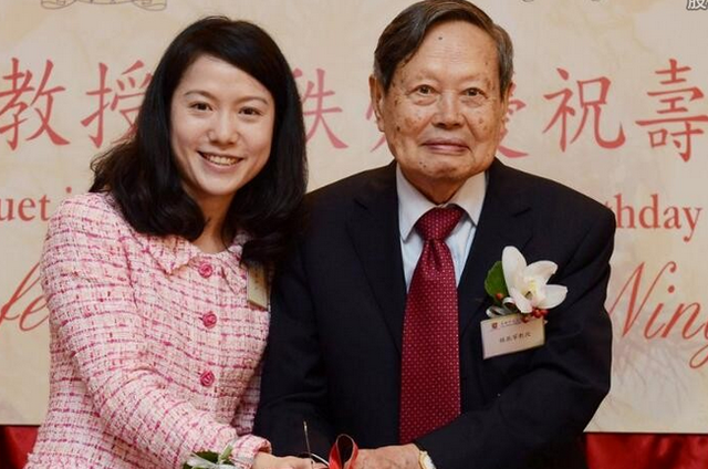 翁帆的现任丈夫是谁，51岁哈文传来喜讯吗（28岁翁帆嫁给了82岁杨振宁）