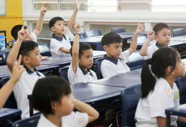 男生几岁上一年级最合适，男孩儿几岁上一年级最好（一年级入学年龄或被调整）