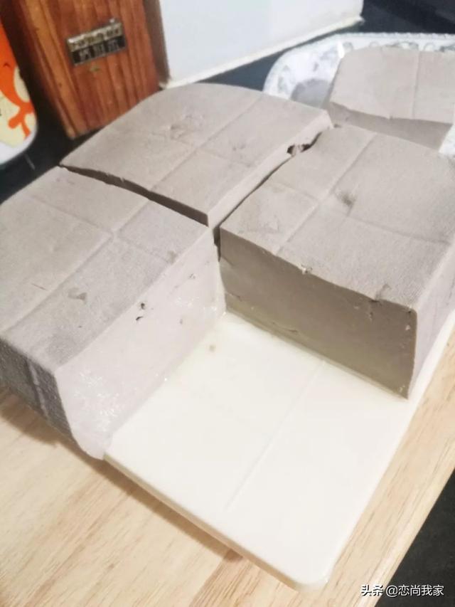 做豆腐的石膏粉有毒吗，豆腐放石膏粉吗（亲朋好友吃了都会夸赞你）