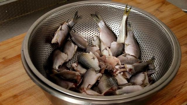 炸鱼的面糊怎么调，炸鱼的面糊如何做才能酥脆（炸鱼时，有人用淀粉有人用面粉）