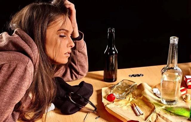 啤酒和牛奶能一起喝吗，牛奶啤酒一起可以喝吗（白酒＋啤酒＝）