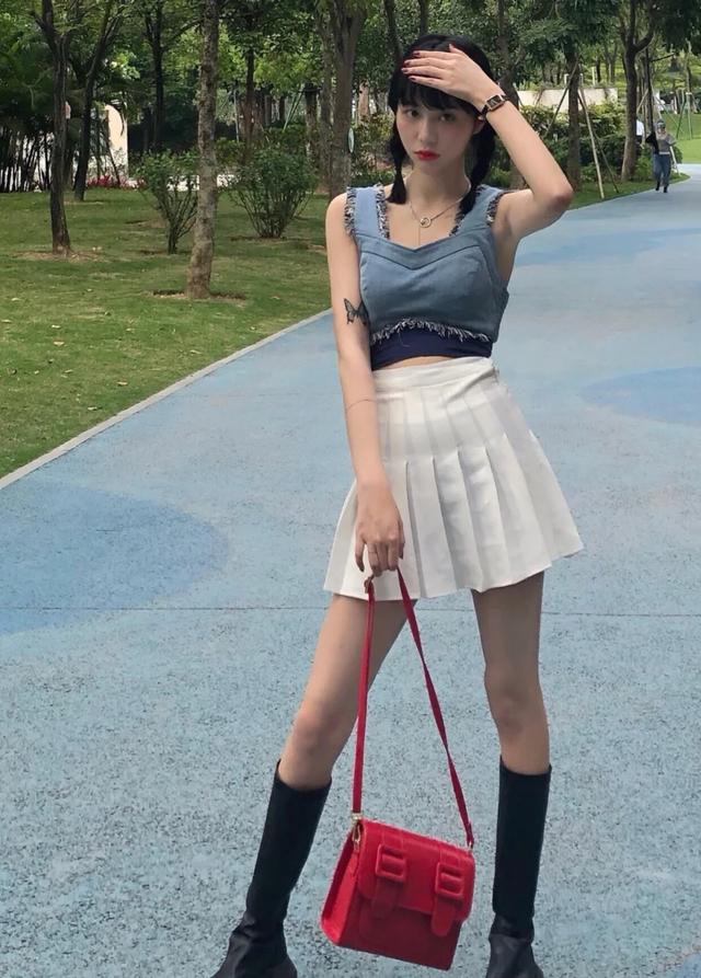 百褶裙的10种搭配方法，百褶裙子怎么搭配（怪不得女生总爱穿百褶裙）