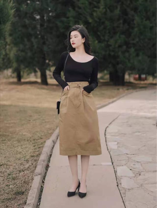 卡其色裙子配什么颜色上衣，卡其色半身裙搭配什么颜色上衣（卡其色半身裙配什么颜色上衣好看）