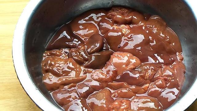 爆炒鸡肝的家常做法，爆炒鸡肝的家常做法视频（大厨教你青椒炒鸡肝的家常做法）
