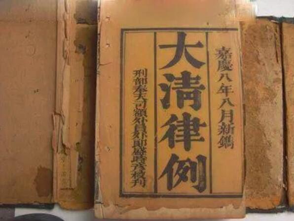 何鸿燊一夫四妻没有犯法吗？他遵循的是清朝律例