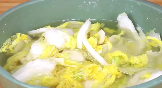 辣白菜的，辣白菜的腌制方法和配料（辣白菜最简单快速做法）