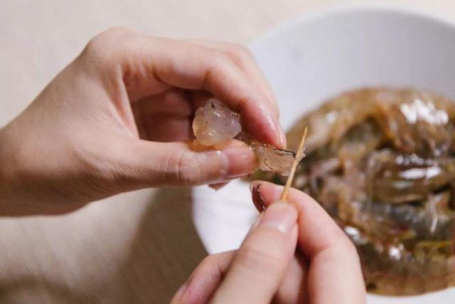 活虾怎么处理干净，活虾怎么处理（活蹦乱跳的大虾怎么处理）