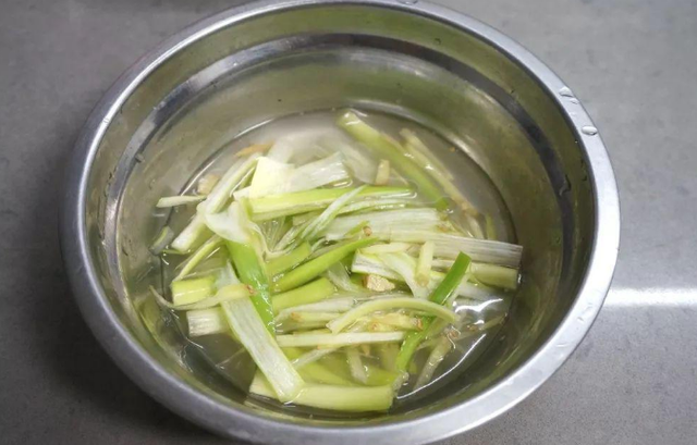 家常瘦肉丸的制作方法，家常瘦肉丸的制作方法视频（肉丸炸好香酥不柴）