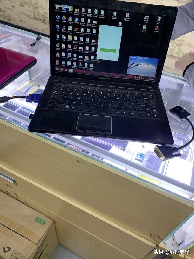 电脑显示器突然变色怎么回事，电脑屏幕显示变色怎么回事（电脑正用着屏幕突然变色）