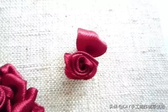 丝带玫瑰花教程，漂亮的丝带玫瑰蝴蝶结发卡（缝制精致好看的玫瑰丝带绣）