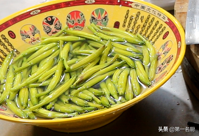 新鲜的黄花菜怎么处理才能吃，新鲜黄花菜怎么处理才能吃（难怪饭店的清炒黄花菜好吃）