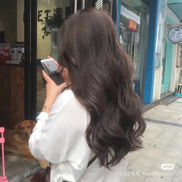 什么颜色头发好看，皮肤白染什么颜色头发好看（不染后悔的6款神仙发色）