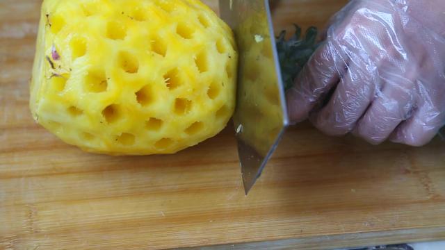 怎样轻松去除菠萝皮，怎样去菠萝皮最简便方法（家常版菠萝去皮教程）