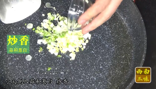 三角豆腐怎么做，豆腐原来切成三角形与西红柿这样一起煮
