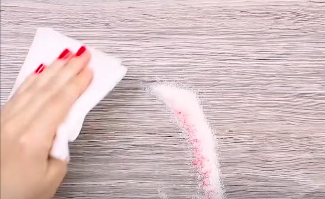 如何卸指甲油，指甲油怎么涂好看（不小心倒在地板上的指甲油）