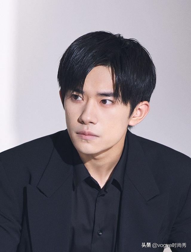 男青年发型,中年男士发型图片(年轻人去理发店只会说"两边剪短")