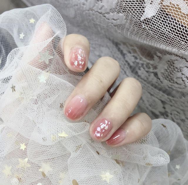 透明指甲油怎么涂好看，指甲涂透明指甲油好不好（赶走夏日炎热怎能少得了它）