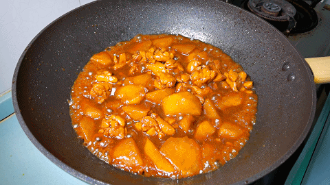 鸡肉炖土豆怎么炒好吃又嫩，土豆炖鸡这样做太好吃了
