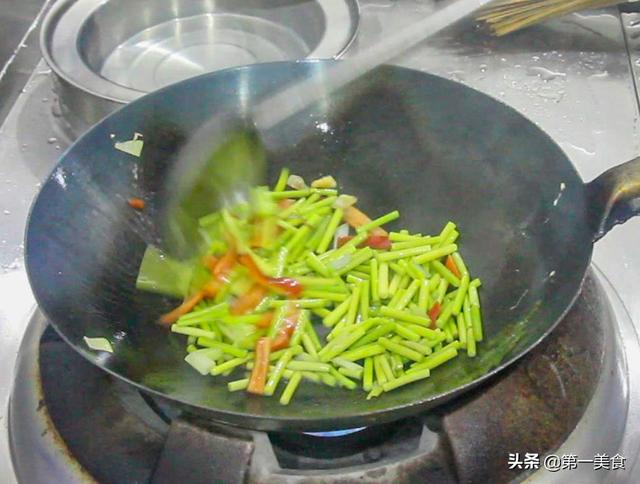 蒜苔炒鸡蛋有几种做法，厨师长教你蒜苔炒鸡蛋