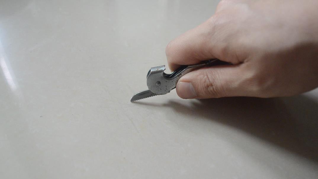 瓷砖划痕怎么修复，瓷砖刮花了怎么修复（老师傅教你一招）