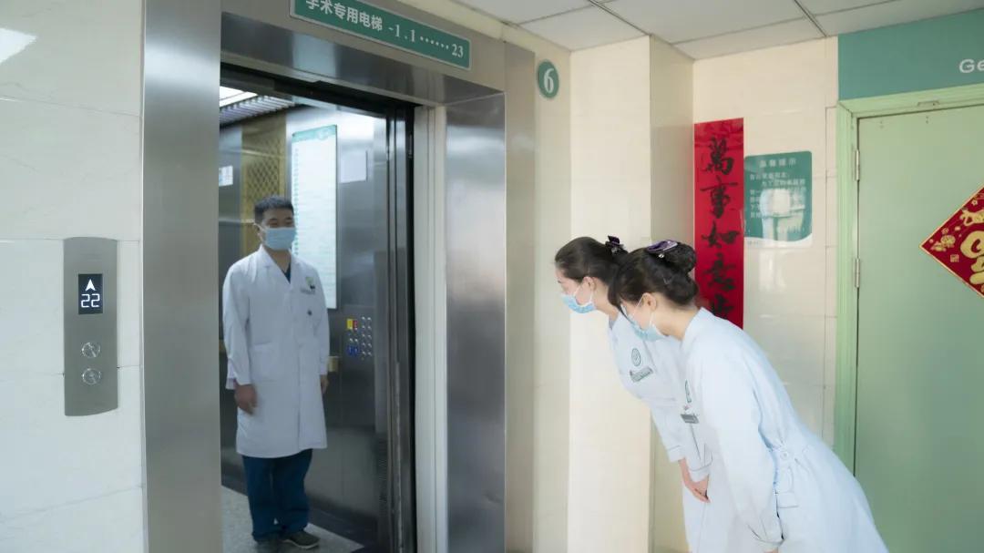 护士礼仪站姿有几种，护士礼仪站姿有几种图片（大兴护理的快和实之礼仪篇）