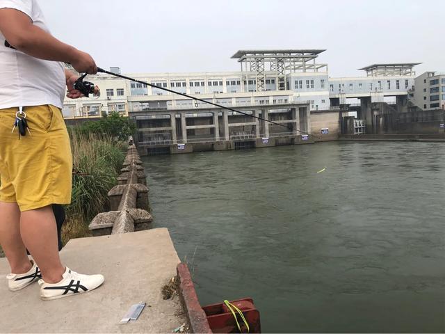 18年入门路亚竿套装使用教学视频，新手必看的抛投与操控技巧指南